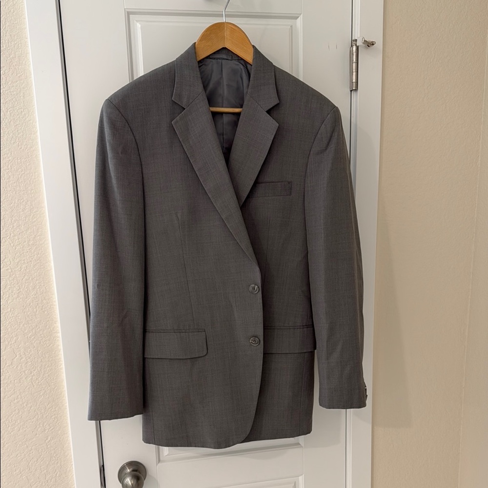 Gray Sport Coat with Notched Lapels and Structured Shoulders